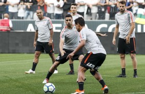 Jogadores durante treino aberto na Arena Corinthians, nesta tera-feira