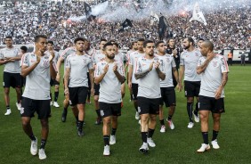 Jogadores sadam torcedores durante treino aberto na Arena Corinthians