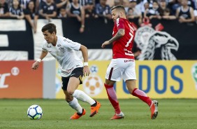 Mateus Vital foi titular diante o Internacional, na Arena Corinthians