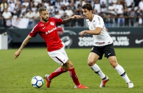 O lateral Danilo Avelar em jogada contra o Internacional, na Arena Corinthians