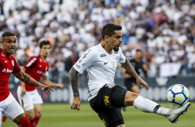 O lateral Fagner atuando contra o Internacional, pelo Brasileiro