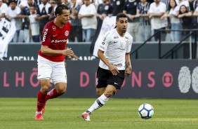 O volante Gabriel em jogada contra o Internacional, na Arena Corinthians