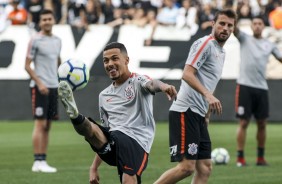 Thiaguinho sendo observado por Henrique durante treino aberto na Arena Corinthians