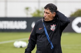 Auxiliar Emílio Faro comandou o treino de hoje