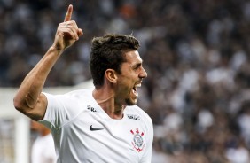 Danilo Avelar comemora muito seu gol contra o Flamengo, na Arena Corinthians