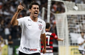 Danilo Avelar marcou o primeiro gol do Corinthians contra o Flamengo, pela Copa do Brasil