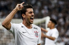 Danilo Avelar vibra muito com seu gol marcado contra o Flamengo, pela Copa do Brasil