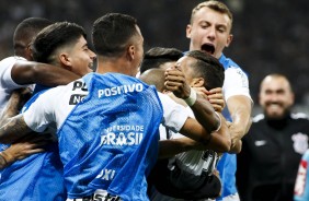 Elenco comemora muito gol de Pedrinho contra o Flamengo