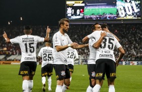 Elenco comemorando o gol de Avelar, contra o Flamengo, pela Copa do Brasil