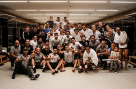 Elenco posa para foto no vestiário da Arena Corinthians após classificação para final da CBR
