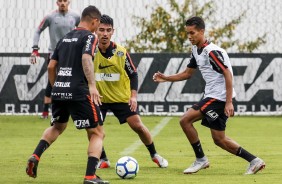 Elenco reserva e garotos da base durante o treino de hoje no CT