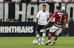 Gabriel entrou improvisado na lateral direita, contra o Flamengo, aps Fagner sair lesionado