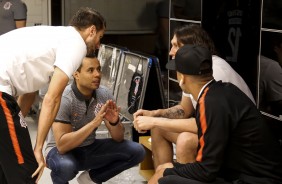 Jair Ventura conversa com jogadores antes do jogo contra o Flamengo, pela Copa do Brasil