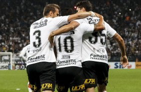Jogadores comemorando o gol de Avelar, contra o Flamengo