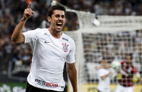 O lateral Danilo Avelar abriu o placar na Arena Corinthians, contra o Flamengo