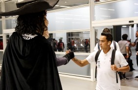 O meia Jadson chega  Arena Corinthians para duelo contra o Flamengo, pela Copa do Brasil