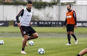 O zagueiro Pedro Henrique e o meia Danilo no treino de reapresentação no CT