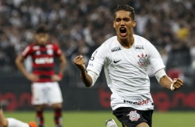 Pedrinho comemorando seu gol contra o Flamengo, pela Copa do Brasil