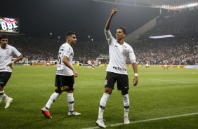 Pedrinho durante comemoração de seu gol contra o Flamengo, pela COpa do Brasil