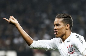 Pela Copa do Brasil, Pedrinho anota o gol da vitria corintihana sobre o Flamengo