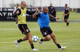 Roger e Sheik em dividida durante o treino de hoje no CT