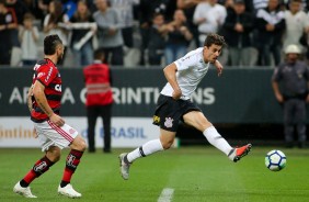 Danilo Avelar no momento do chute que abriu o placar na Arena Corinthians, contra o Flamengo