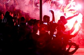 Festa linda da torcida do Corinthians durante chegada dos jogadores ao estdio
