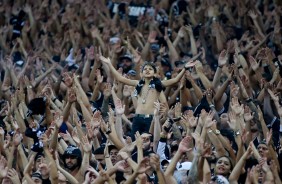 Fiel torcida na Arena Corinthians comemorando muito a classificao contra o Flamengo