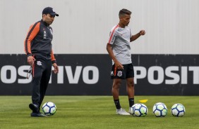 Jair Ventura e o jovem Pedrinho durante treino desta tarde no CT Joaquim Grava