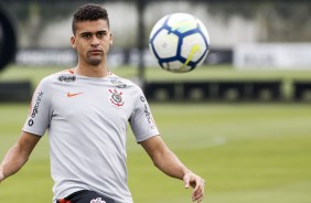 Léo Santos durante o treino de hoje no CT Joaquim Grava; Foco no América-MG