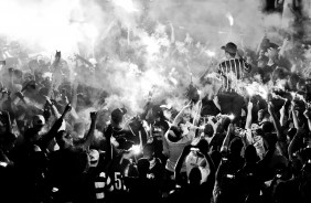 Linda festa da torcida corinthians durante chegada dos jogadores à Arena