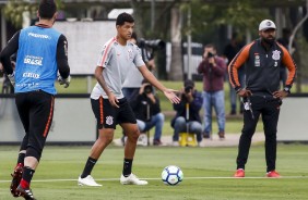 Matheus Vital e Coelho, ao fundo, no treino de hoje no CT Joaquim Grava