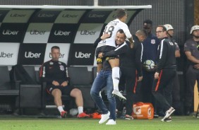 Pedrinho e Jair Ventura comemorando o gol do jovem jogador contra o Flamengo