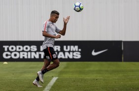 Pedrinho em cabeçada durante o treino desta tarde no CT Joaquim Grava