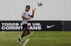 Pedrinho em cabeada durante o treino desta tarde no CT Joaquim Grava