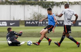 Pedro Henrique em jogada no treino de hoje no CT Joaquim Grava