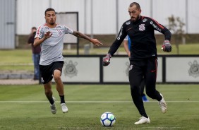 Thiaguinho e goleiro Walter durante atividade desta tarde no CT