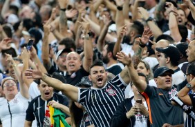 Torcida corinthiana feliz com a vitria sobre o Flamengo, na Arena Corinthians