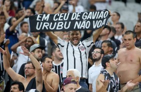 Torcida corinthians provoca flamenguista com faixa durante jogo na Arena Corinthians