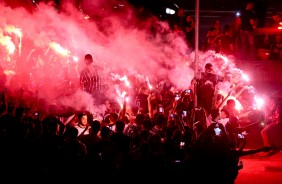Torcida do Corinthians recebeu o nibus dos jogadores com linda festa na Arena