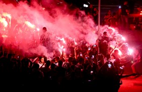 Torcida do Corinthians recebeu o ônibus dos jogadores com linda festa na Arena