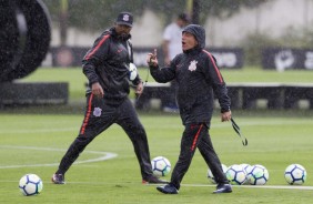 Auxiliares de Jair Ventura durante treino de reapresentao no CT