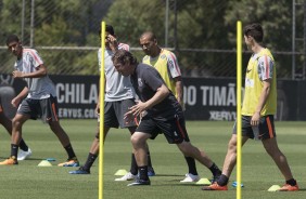 Preparador físico orienta jogadores durante treino no CT