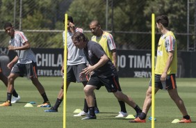 Preparador fsico orienta jogadores durante treino no CT