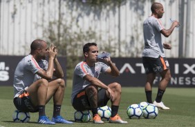 Roger, Jadson e Sheik se hidratando no treino de hoje no CT