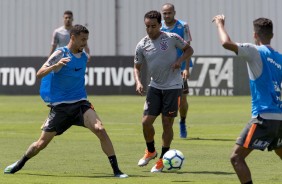 Thiaguinho e Jadson em embate no treino de hoje no CT