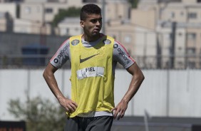 Zagueiro Léo Santos em foco durante treino no CT