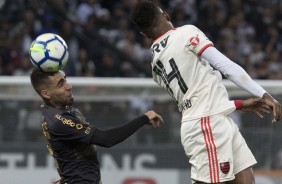 Gabriel disputa a bola com adversário nesta sexta