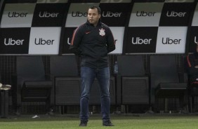 Jair Ventura observa sua equipe nesta sexta na Arena