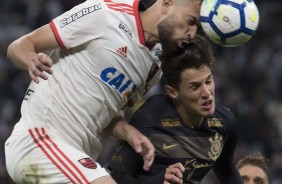 Mateus disputa jogada com adversário